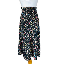 Load image into Gallery viewer, Flower skirt in black
