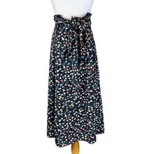 Load image into Gallery viewer, Flower skirt in black
